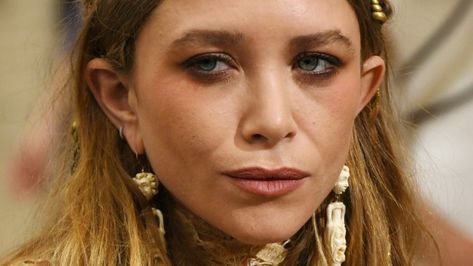 Mary-Kate Olsen has settled down into married life with French billionaire Olivier Sarkozy, though theirs is a rather peculiar union. Let's take a closer look. Mary Kate Olsen Husband, Mary Kate Olsen Wedding, Mary Kate Olsen Style, Mary Kate And Ashley Olsen, Ashley Olsen Style, Kate Olsen, Crazy Facts, Olsen Twins, Mary Kate Olsen