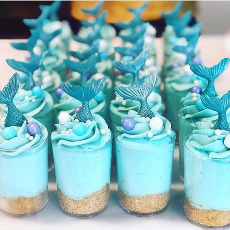 Arent these mermaid dessert cups stunning!? Photo @kelseyelizabethcakes Follow @fondantlovers #mermaidcake#mermaidcakes#mermaidparty#mermaidbirthday#mermaidtheme#mermaidtheme#cake#cakes#mermaidbabyshower#mermaid#mermaiddesserts#mermaidpudding#mermaidcups Mermaid Donuts Ideas, Cake Pop Mermaid, Cake Pops Mermaid, Mermaid Theme Cake Pops, Cake Pop Mermaid Theme, Mermaid Birthday Party Food, Ocean Food, Fondant Art, Mermaid Birthday Party Decorations