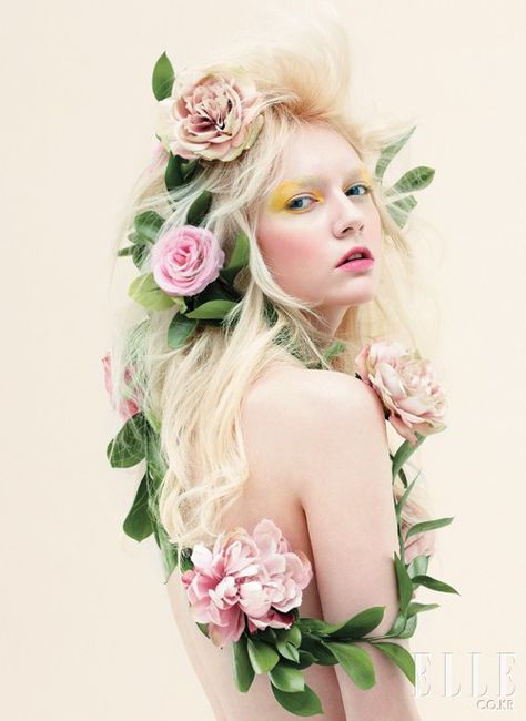 Flower wreath, at the posing I thought it was dumb for the makeup and macbre meaning. Besides that he didn't pay for the modeling. Rose Makeup, High Fashion Makeup, Robert Mapplethorpe, Flowers In Her Hair, Trik Fotografi, Flower Child, Flower Wreath, Larp, Fashion Makeup