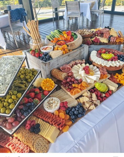 Diy Charcuterie Board For Wedding, Wedding Hors D'oeuvres Table, Grazing Table Ideas Diy, Bridal Shower Food Display, Appetizer Table Display, Wedding Charcuterie Board, Charcuterie Grazing Table, Wedding Charcuterie, Easy Charcuterie