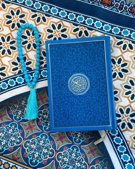 Quran Majeed Pics, Quran Pics, Blue Quran, Wallpaper Al-qur'an, All Quran, Quran Majeed, Al Qur'an Photography, Bedside Table Design, Qur'an Photography