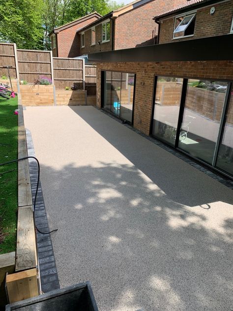 Epoxy Gravel Patio, Resin Patio Garden Ideas, Resin Back Garden Ideas, Resin Patio Ideas, Resin Front Garden, Gravel Resin, Resin Driveway Ideas, Resin Bound Patio, Resin Gravel