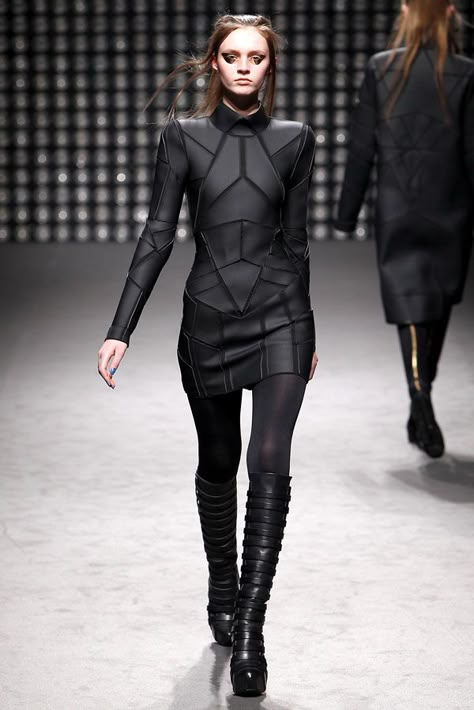 Gareth Pugh Fall Winter 2011. Exaggerated shoulder with tone-on-tone geometric lines. Punk Girls, Raver Girl, Sci Fi Fashion, Black Clothes, Cyberpunk Fashion, Gareth Pugh, Futuristic Fashion, Retro Futuristic, Future Fashion