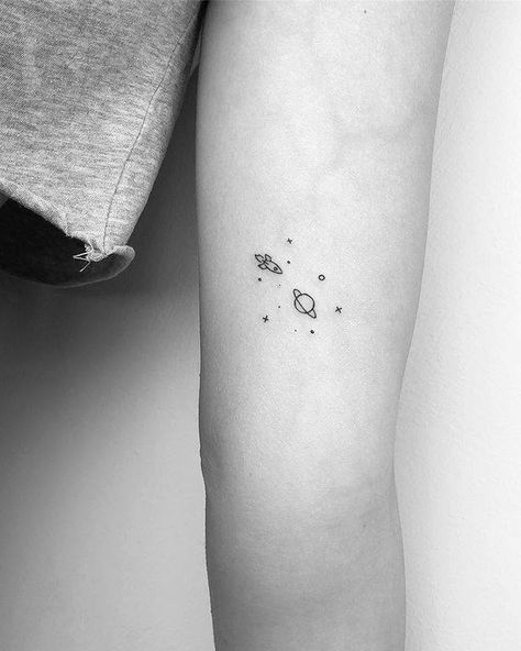 Space Saturn, Planet Tattoo, Astronomy Tattoo, Saturn Tattoo, Planet Tattoos, Galaxy Tattoo, Inspiration Tattoos, Aesthetic Tattoo, Little Tattoos