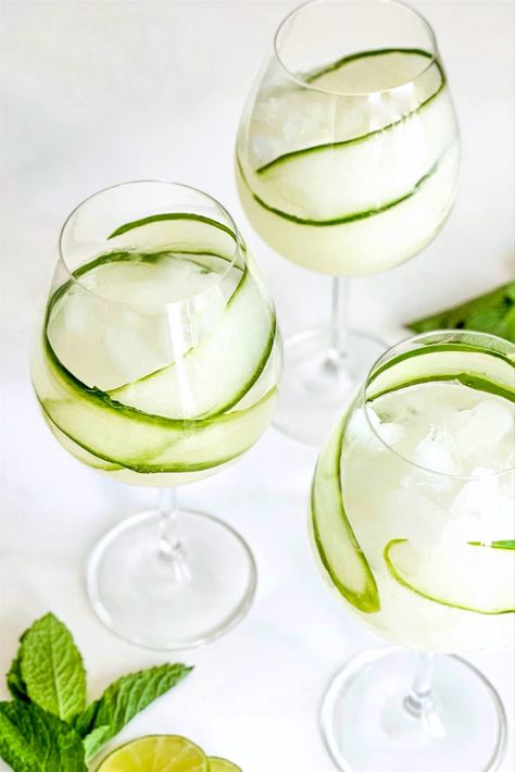 Gin And Cucumber Cocktails, Refreshing Cucumber Cocktail, Gin Mint Cocktail, Cucumber Gin And Tonic, Cucumber Elderflower Cocktail, Gin And Tonic With Cucumber, Elderflower Gin And Tonic, Gin Tonic Cucumber, Cucumber Gin Cocktail