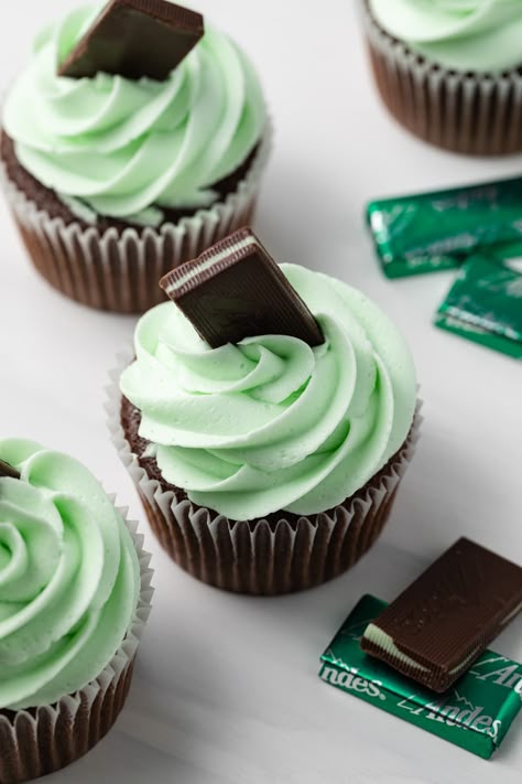 The best homemade chocolate cupcakes topped with thick and creamy mint frosting. These cupcakes taste just like the Andes mint candy! Andes Mint Cupcakes, Mint Cupcakes, Homemade Chocolate Cupcakes, Cupcake Frosting Recipes, Mint Frosting, Andes Mint, Cupcake Flavors, Mint Candy, Cupcake Frosting