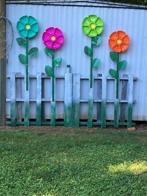 Fence Flowers Ideas, Garden Fence Art Diy, Decorative Fence Ideas, Recycled Yard Art, Yard Art Crafts, Recycled Garden Art, Garden Fence Art, Gardening Landscaping, Diy Fence