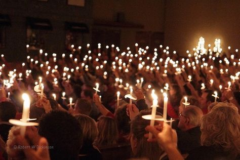 Does your Christmas story involve a Candlelight Christmas Eve Service? Floating Flower Centerpieces, Diy Floating Candles, Christmas Candle Lights, Candlelight Service, Wedding Ceremony Songs, Christmas Eve Service, Candle Lit Wedding, Candle Light Vigil, Ceremony Candles