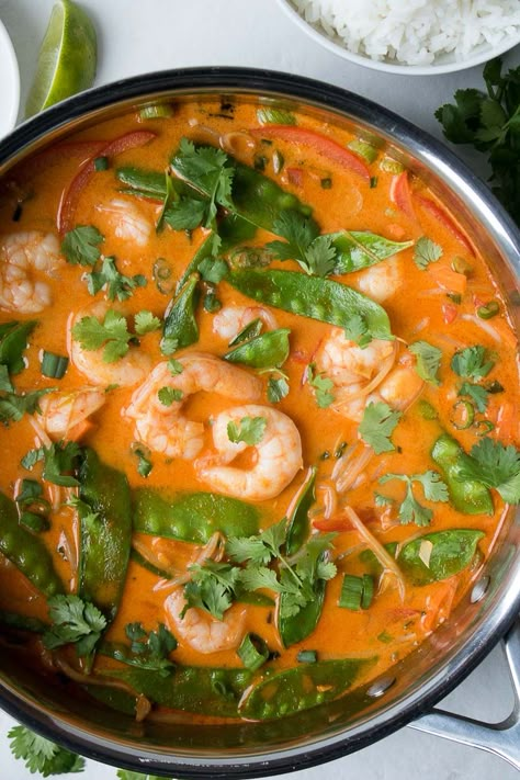 Made with prawns, coconut milk, Thai curry paste and plenty of vegetables, this Thai red prawn curry is a healthy and well-balanced meal. Curry Shrimp Soup, Asian Shrimp Recipes, Prawn Coconut Curry, Curry Prawns, Red Curry Shrimp, Kay Nutrition, Healthy Curry Recipe, Healthy Curry, Asian Shrimp