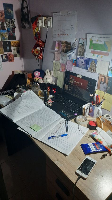 Working On A Project Aesthetic, Study Areas Ideas, Study Board Wall Aesthetic, School Work Aesthetic Messy, Grunge Study Aesthetic, Academic Room Aesthetic, Messy Student Aesthetic, Gaokao Study Motivation, Study Wall Aesthetic