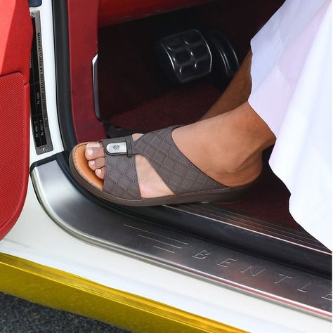 Elegant Handcrafted Arabic Sandals with a traditional Gandora or linen pants to imbue the directional shape with a proud Arabian mood. Arabic Sandals, Stylish Footwear, Sandals For Men, Salvatore Ferragamo Flats, Linen Pants, News Design, Quilting Designs, New Design, Texture