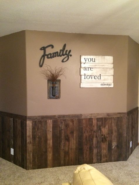 Diy Pallet Wall Decor Ideas, Living Room Pallet Wall, Rustic Country Basement Ideas, Wood Plank Ideas Diy Projects, Wall Remodeling Ideas, Rustic Half Wall Ideas, How To Make A Modern Home Look Rustic, Rustic Paneling Wall, Rustic Country Home Decor Living Room