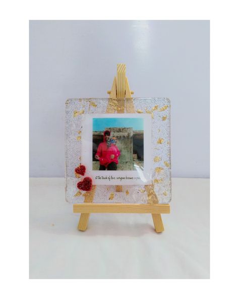 Resin Couple Gift Ideas, Couple Resin Art, Resin Photo Crafts, Resin Art Photo Frame, Polaroid Crafts, Resin Gift Ideas, Diy Resin Gifts, Diy Resin Phone Case, Resin Art Canvas