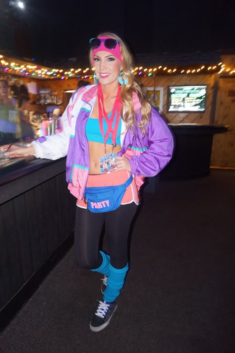 80's Ski party #80s #ski #hotdogskibunny 80s Apres Ski, Ski Party Outfit, Apres Ski Party Outfit, 80s Themed Outfits, 80s Theme Party Outfits, Frat Party Outfit, Eh Shepard, Apres Ski Outfit, 80s Fashion Party