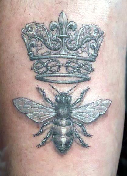 A bee and a queen's crown on the top symbolizing love. Tattoo has unique colors and this makes it look cute. Bee Crown Tattoo, Bee With Crown Tattoo, Historical Tattoos, Tattoo Queen, Queen Bee Tattoo, Bee Crown, Crown Tattoos, Honey Bee Tattoo, Bumble Bee Tattoo