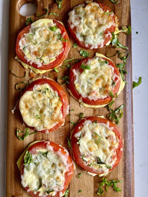 Cheesy Baked Tomato Slices (Gluten Free) Baked Tomato Slices, Pizza Breakfast, Keto Sides, 2b Mindset, Tomato Season, Baked Tomatoes, Low Carb Pizza, Slices Recipes, Spinach And Feta