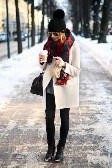 25 winter outfits to copy - white winter coat, classic red scarf, black pom pom beanie and black boots Mode Tips, Stylish Winter Outfits, Ray Ban Aviator, Bohol, Outfit Trends, French Chic, White Coat, Cold Weather Outfits, Street Look