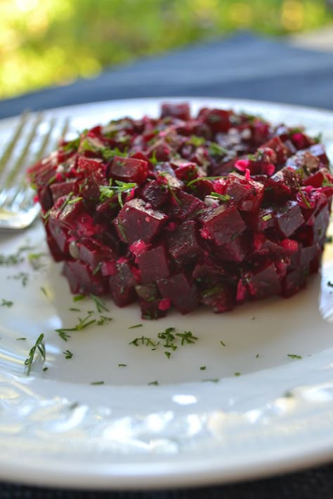 Beet Tartare Close-Up Beet Tartare, Tartare Recipe, Michelin Food, Beetroot Recipes, Beet Salad Recipes, Beet Recipes, Roast Chicken Recipes, Vegan Appetizers, Vegan Recipes Healthy