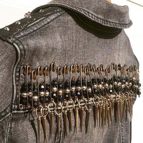 Skirt Decoration Ideas, Denim Jacket Back Design, Denim Jacket Design Ideas, Diy Jean Jacket Ideas, Punk Fashion Diy, Diy Denim Jacket, Show Jackets, Diy Jacket, Denim Inspiration