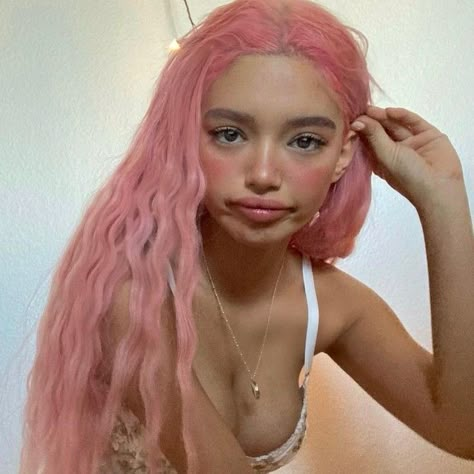 Light Pink Hair Tan Skin, Pasabist Pink Hair, Pink Hair On Latinas, Pink Hair On Pale Skin, Pink Hair Face Claim, Pink Hair Tan Skin, Light Pink Curly Hair, Pink Hair Character, Pfp Woman