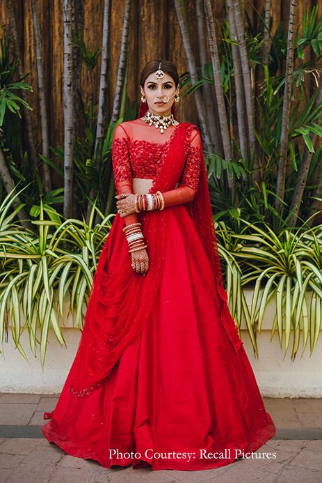 With a raw silk unembellished skirt, Sheefa Gilani's red bridal lehenga was unconventionally stunning Red Bridal Lehenga, Baju Kahwin, Bridal Lengha, Bridal Lehenga Designs, Simple Lehenga, Raw Silk Lehenga, Wedding Lehenga Designs, Indian Bride Outfits, Designer Bridal Lehenga