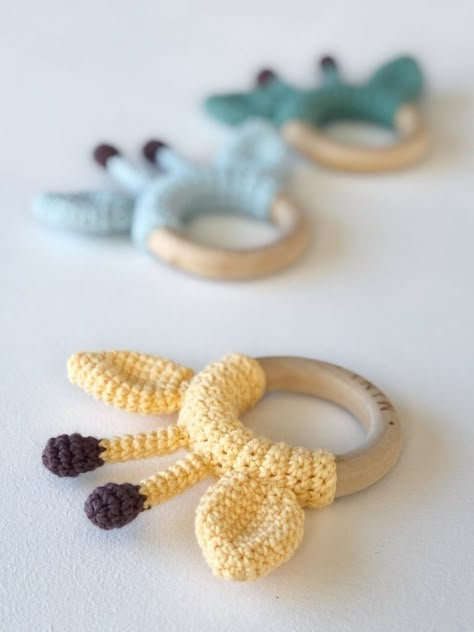 Crochet Teething Ring Pattern Free, Crochet Teething Ring, Giraffe Teething Toy, Teether Pattern, Baby Haken, Mobile Ideas, Crochet Baby Projects, Crochet Nursery Decor, Baby Mobil