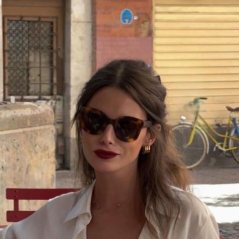 La Parisienne Stylée on Instagram: "Casual 🤍 @solenelara" Parisienne Style, Total White, Air Dry Hair, August 20, Aviator Style, French Women, August 10, French Girl, Classy Women