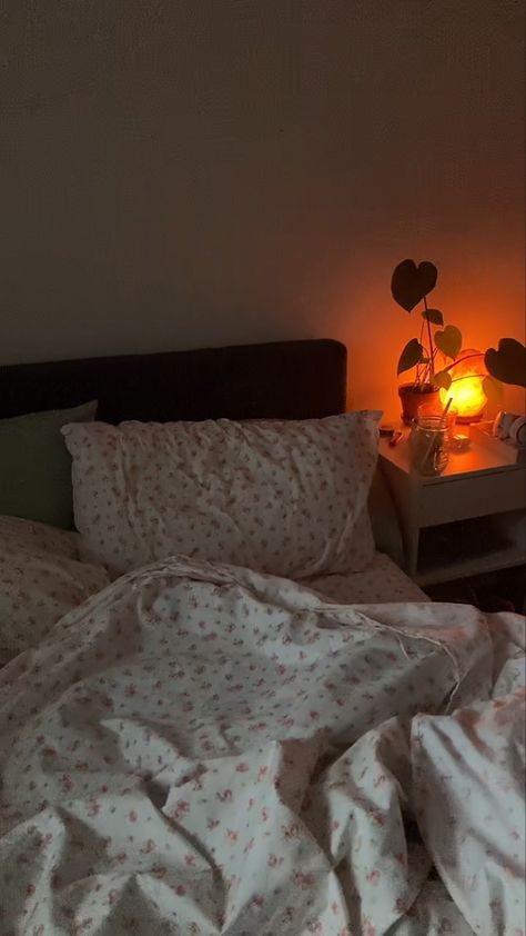 Aesthetic Bedset Ideas, Amber Bedroom Aesthetic, Downtown Bed, Autumn Bedroom Aesthetic, Fall Decor Aesthetic, Autumn Room Decor, Bedroom Decoration Ideas, Autumn Room, London Home