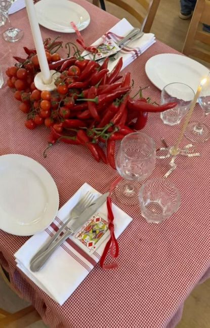 Chili Table Setting, Chili Themed Party, Chilli Party, Italian Dinner Party, Italian Party, Holiday Dinner Table, Hosting Dinner, Dinner Party Summer, Italian Dinner