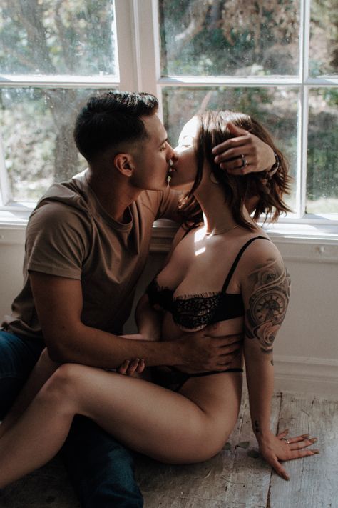 Boudier Pic Poses Couples, Couples Boudiour Poloroid Ideas, Couple Picture Spicy, Couple Spicy Pose Ideas, Couples Bourdier Photoshoot Poses, Intimate Picture Ideas, Dirty Photoshoot Ideas, Spicy Couples Picture Ideas, Intimate Couple Pose