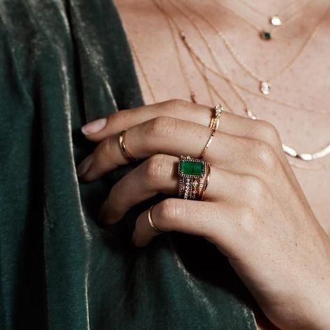 Stile Harry Potter, Emerald Green Stone, Yennefer Of Vengerberg, Slytherin Aesthetic, Engagement Ring Rose Gold, Gold Necklace Layered, Mode Inspo, Jewelry Inspo, Ring Verlobung