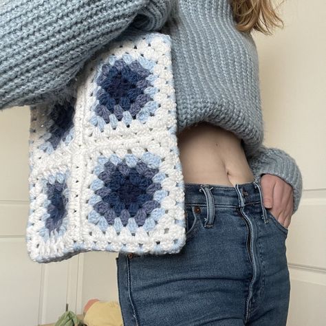 Blue Crochet Granny Square, Blue Granny Square Bag, Small Granny Square Bag, Aesthetic Granny Square, Crochet Tote Bag Granny Squares, Blue Granny Squares, Granny Square Crochet Ideas, Granny Square Tote Bag Pattern, Granny Square Crochet Purse