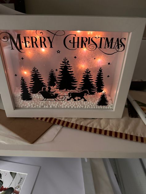 Shadow Box Christmas Ideas, Diy Cricut Gifts, Christmas Shadow Box Ideas, Christmas Box Frames, Narnia Christmas, Diy Christmas Shadow Box, Merry Christmas Frame, Glass Block Crafts, Easy Crafts To Sell