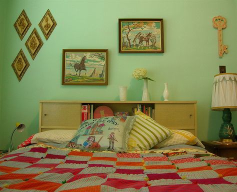 Love this retro bedroom. (I think this is about the color we plan to paint ours, too.) Vintage Bedroom Green Walls, Mint Green Bedroom, Retro Rooms, Mint Green Walls, Mint Walls, Made Bed, Retro Bedroom, Green Mid Century, Mid Century Bedroom