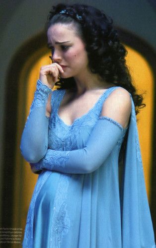 Leia: she was very beautiful, kind, but SAD Natalie Portman Star Wars, Star Wars Padme Amidala, Padmé Amidala, Star Wars Padme, Queen Amidala, Georgette Gown, Star Wars Fashion, Padme Amidala, Star Wars Costumes