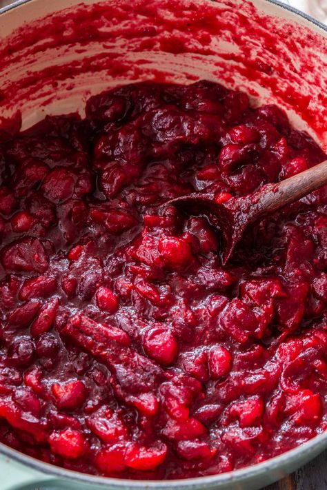 Honey Bourbon Cranberry Sauce Strawberry Jalapeno Jam, Cranberry Apple Sauce, Perfect Roast Turkey, Jalapeno Jam, Homemade Cranberry Sauce, Gluten Free Dinner Recipes, Cranberry Relish, Cranberry Sauce Recipe, Cranberry Apple