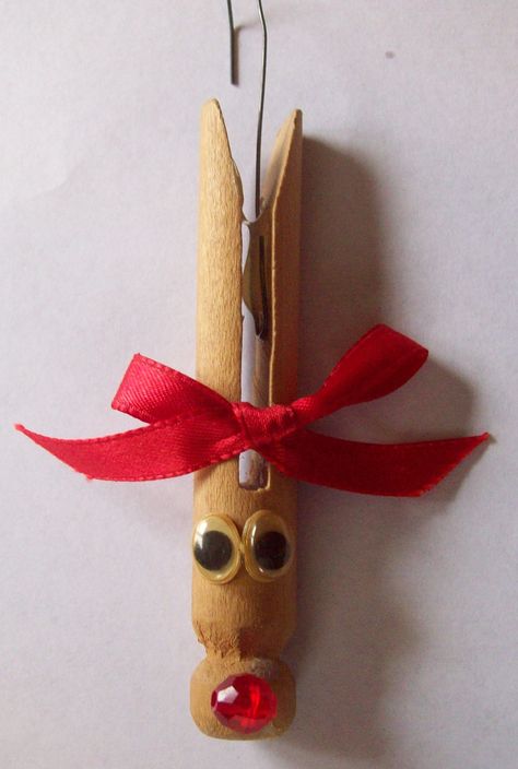 Christmas Clothes Pin Crafts, Clothes Pin Ornaments Diy, Close Pin Ornaments, Clothespin Christmas Ornaments, Clothespin Ornaments Christmas, Clothes Pin Reindeer Crafts, Clothespin Ornaments Diy, Clothes Pin Crafts Christmas, Closepin Crafts