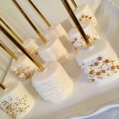 Gold And White Dessert Table Ideas, White Chocolate Covered Marshmallows, Chocolate Cover Marshmallow, First Communion Treats Dessert Tables, White Party Dessert Table, Bautizo Dessert Table, Wedding Marshmallows, All White Dessert Table, White Candy Apples