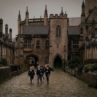 Dark Academia School, Boarding School Aesthetic, British Aesthetic, Academia School, Dark Acadamia, England Aesthetic, Romanticising School, Night School, Chaotic Academia