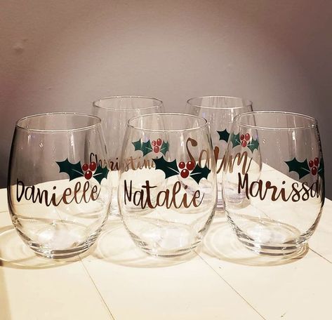 Christmas Wine Glasses Vinyl, Name Wine Glasses, Christmas Wine Glasses, Cricut Christmas Ideas, Christmas Neighbor, Fox Christmas, Idee Cricut, Glitter Wine, Neighbor Gifts