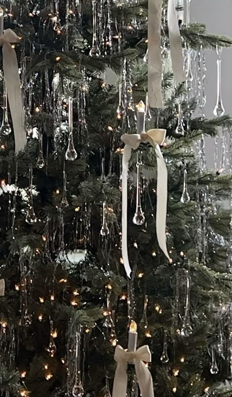 Minimal Christmas Tree, Christmas Tree Inspo, Minimal Christmas, Christmas Shoot, Christmas Interiors, Christmas Themes Decorations, Christmas Tree Inspiration, Christmas Inspo, Christmas Vibes