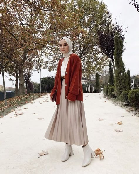 Travel Outfit Winter, Winter Hijab, Rok Outfit, Estilo Hijab, Stile Hijab, Hijab Look, Street Hijab Fashion, Tokyo Street Fashion, Modern Hijab Fashion