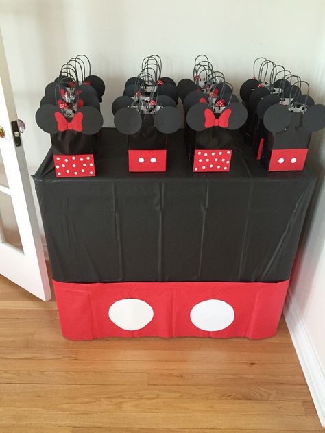 Minnie Mouse Theme Party, Mickey Mouse Decorations, Minnie Mouse Theme, Disney Theme Party, Mickey Y Minnie, Minnie Mouse Birthday Party, Disney Theme, Red Candy, Minnie Mouse Party