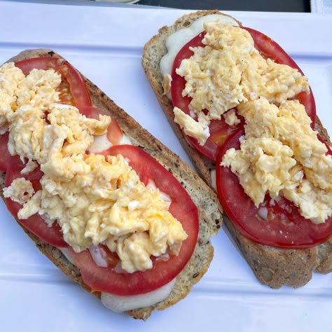 Buenas! Cómo andan? Hoy les dejamos 5 ideas de tostadas saladas para variar los desayunos y las meriendas 🍞 ✨ Tostada con.. 1- Hummus 2- Queso, tomate y huevo revuelto 3- Queso, miel, nueces y maní 4- Ricota, jamón, queso y palta 5- Huevo a la plancha y queso Para lograr un desayuno o merienda más completa en fibra y proteínas😎 Cuál idea les gustó más? 👇🏻 Desayunos Ideas, Ideas Desayuno, Deli Food, April 22, Breakfast Lunch Dinner, Good Healthy Recipes, Meal Time, Workout Food, Breakfast Brunch