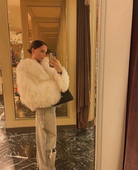 Beige Fur Coat Outfit, White Fur Coat Outfit, Faux Fur Jacket Outfit, Beige Fur Coat, Faux Fur Coats Outfit, Fur Jacket Outfit, Fur Outfit, Shaggy Jacket, Fur Coat Outfit