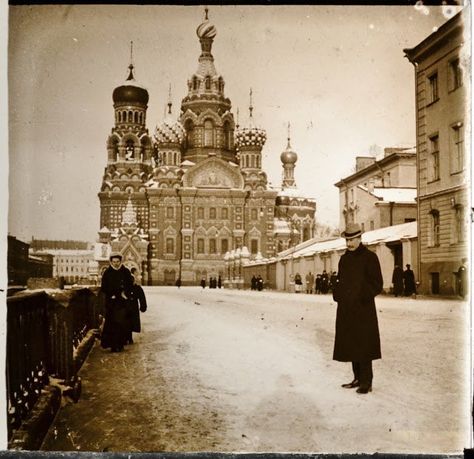 14 Old Photographs of Everyday Life in Moscow and St. Petersburg during the 1910s ~ vintage everyday Peter The Great, Scenic Photos, St Petersburg Russia, Imperial Russia, Classical Architecture, Petersburg Russia, World Best Photos, Street Photo, Vintage Pictures