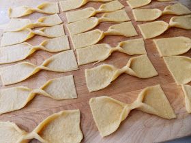 Crostoli Recipe, Chrusciki Recipe, Make Angel Wings, Angel Wing Cookies, Bow Tie Cookies, Sweet Fries, Italian Butter Cookies, Italian Christmas Cookies, Italian Cookie Recipes