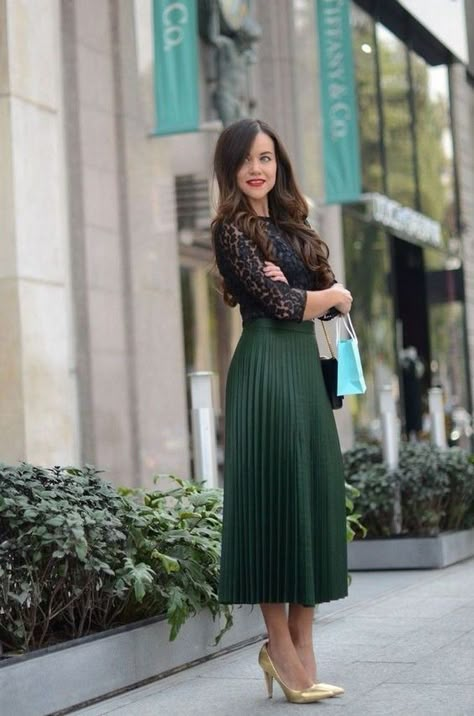 Green Pleated Skirt, Rok Outfit, Pleated Skirt Outfit, Long Skirt Outfits, Outfit Trends, Spiritual Life, Business Casual Outfits, Classy Dress, Elegant Outfit