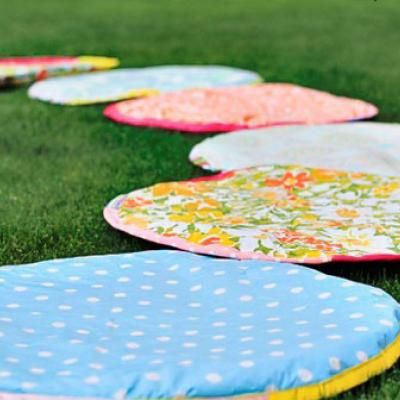 Simple Round Sit-Upon Tutorial {Seating} Diy Tablecloth, Daisy Girl Scouts, Backyard Camping, Girl Scout Ideas, Sewing School, Scouts Crafts, Vinyl Tablecloth, Creation Couture, Sewing Projects For Beginners