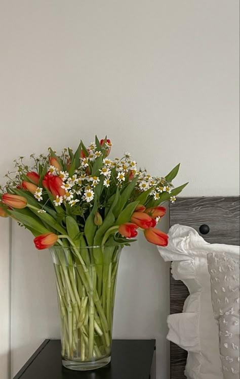 Tulips And Daisies, Bouquet Of Flowers Simple, Flowers Simple, Tulip Floral Arrangements, Tulip Flower Arrangements, Tulips Bouquet, Orange Tulips, Daisy Bouquet, Tulips In Vase